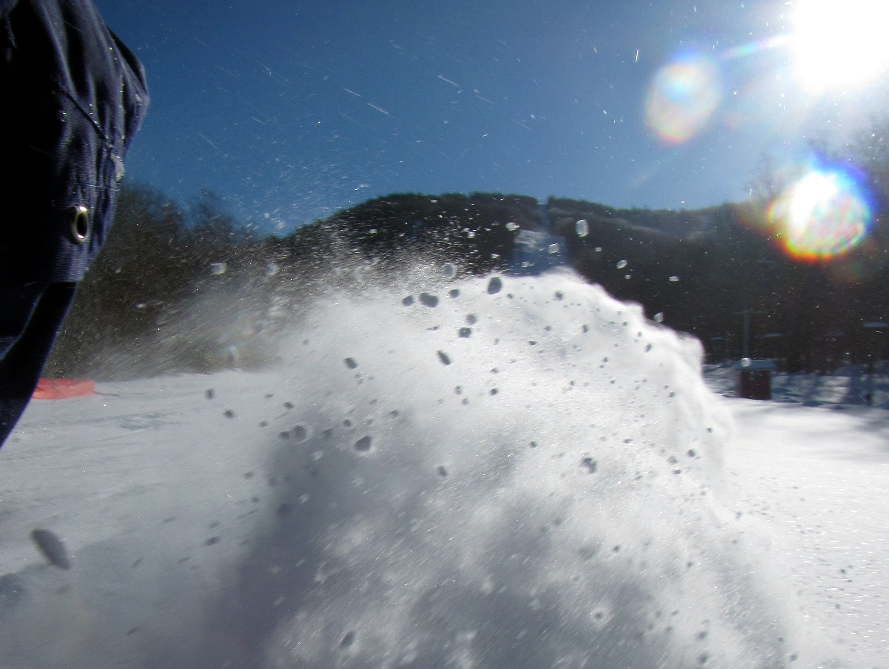 Levée de neige en bas de la montagne