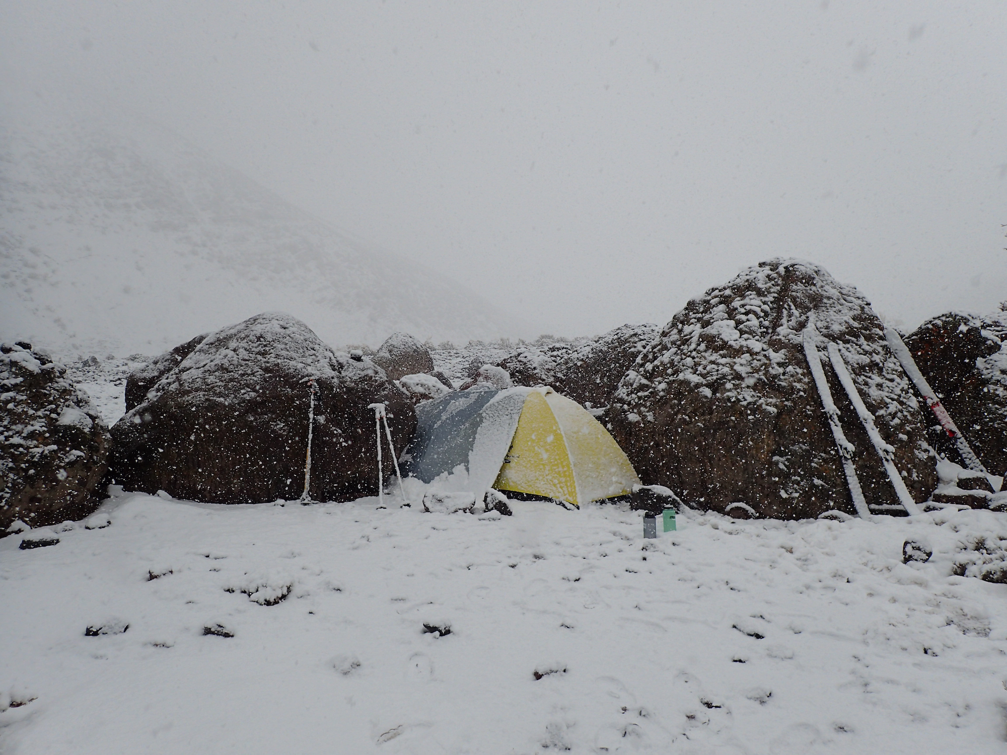 Tempête de neige au camp