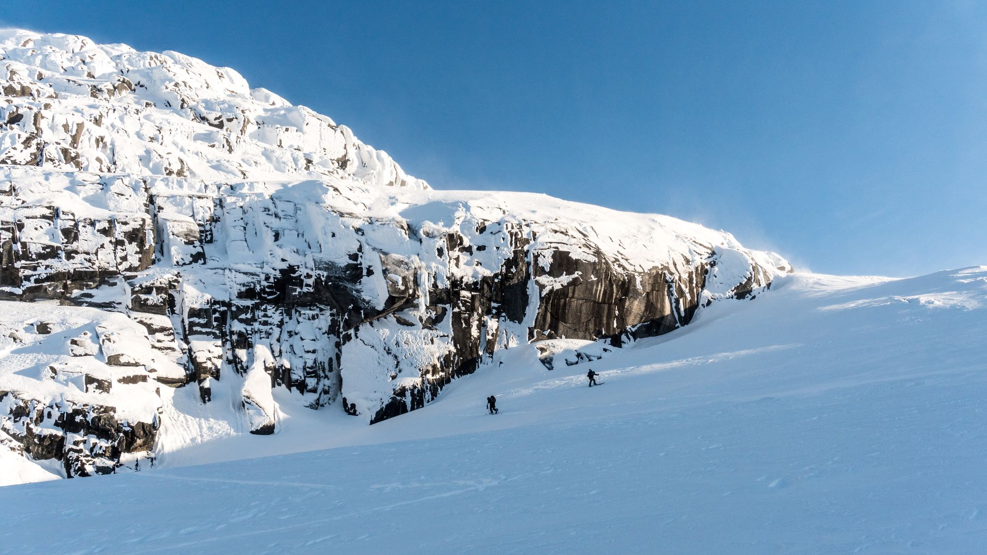 Ski hors-piste dans les monts Mealy au Labrador