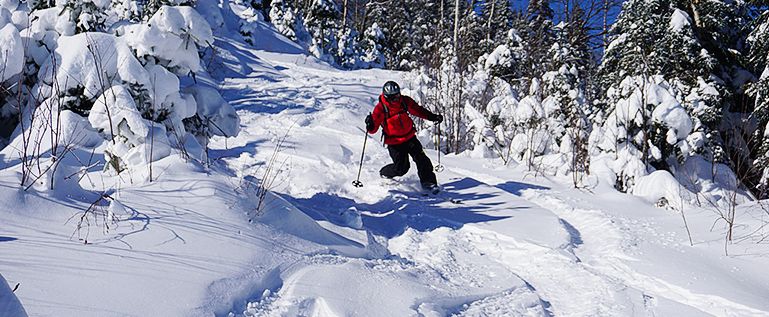 Télémarkeur sur la montagne Noire près de Saint-Donat de Montcalm