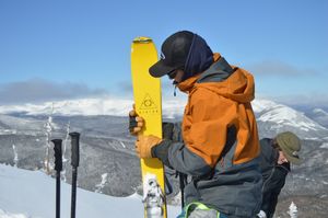 Quoi faire si ma base de ski est remplie de résidus de colle