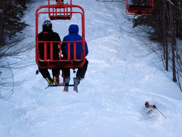 Un lever et un coucher de soleil pour un pied de neige